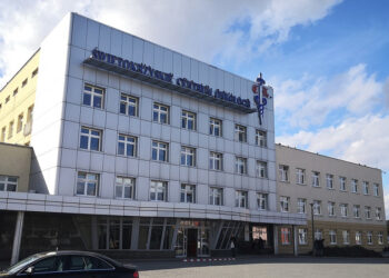 Kielce: Trzech lekarzy centrum onkologii z koronawirusem, zawieszone przyjęcia