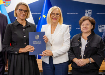 Renata Janik: Przekazujemy ponad 4 miliony 200 tysięcy złotych na wsparcie 23 szkół podstawowych. To konkretne wsparcie, które dotrze do ponad 1 700 uczniów i 140 nauczycieli.