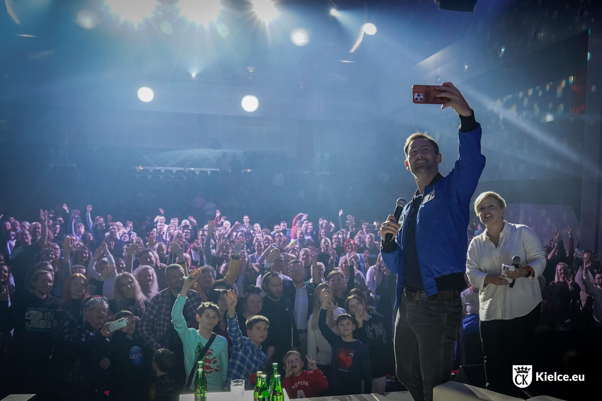 Pół tysiąca osób na spotkaniu ze Sławoszem Uznańskim-Wiśniewskim. Astronauta opowiadał w Kielcach o locie w kosmos