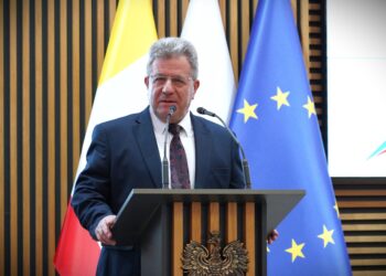 Wojewoda Józef Bryk: Zwiększamy środki na&nbsp;budowę, przebudowę oraz&nbsp;remonty dróg powiatowych i&nbsp;gminnych