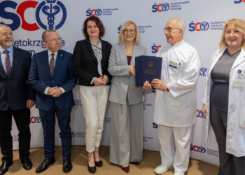 Pieniądze od&nbsp;samorządu województwa na&nbsp;nowoczesne leczenie nowotworów oraz&nbsp;modernizacji budynków i&nbsp;sprzętu medycznego dla Świętokrzyskiego Centrum Onkologii