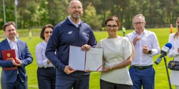 Pięć pełnowymiarowych boisk piłkarskich w&nbsp;województwie świętokrzyskim. Minister Jakub Rutnicki ogłosił kolejne wyniki Programu budowy pełnowymiarowych boisk piłkarskich
