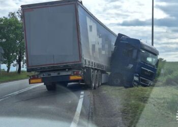 Ciężarówka w&nbsp;rowie, kierowca był nietrzeźwy