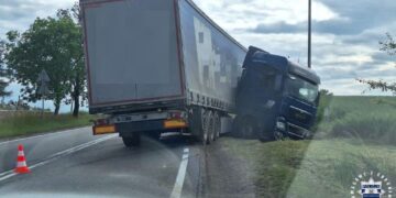 Ciężarówka w rowie, kierowca był nietrzeźwy